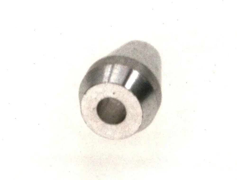 Metalldrehteil von Bosch mit konischer Form und einem Durchgangsloch in der Mitte, auf heller Oberfläche abgebildet.